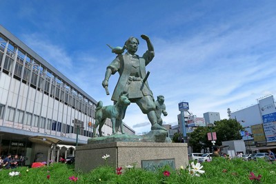 momotaro statue in front of jr okayama station east exit