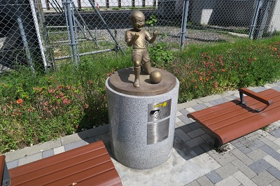 estatua de bruce harper tokyo