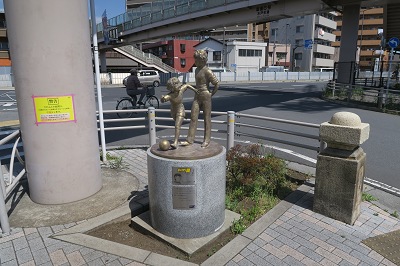 estatua de tsubasa y roberto tokyo