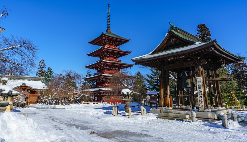 hirosaki saishoin temple con la nieve