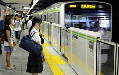 plataforma de tren en japon