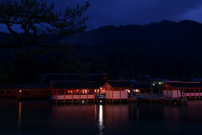 itsukushima shrine in miyajima at night