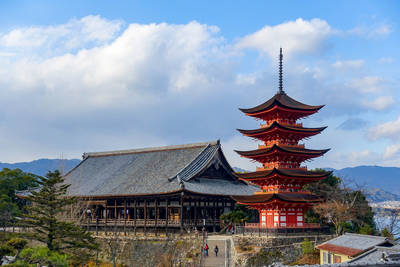 hokoku shrine in miyajima, nicknamed senjokaku
