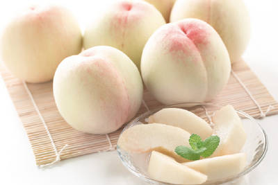 white peaches of okayama