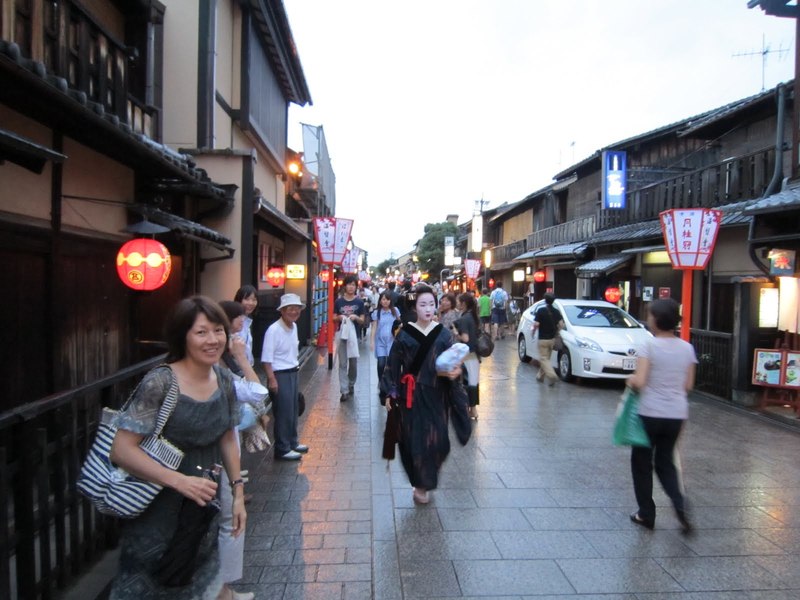 gion road by day