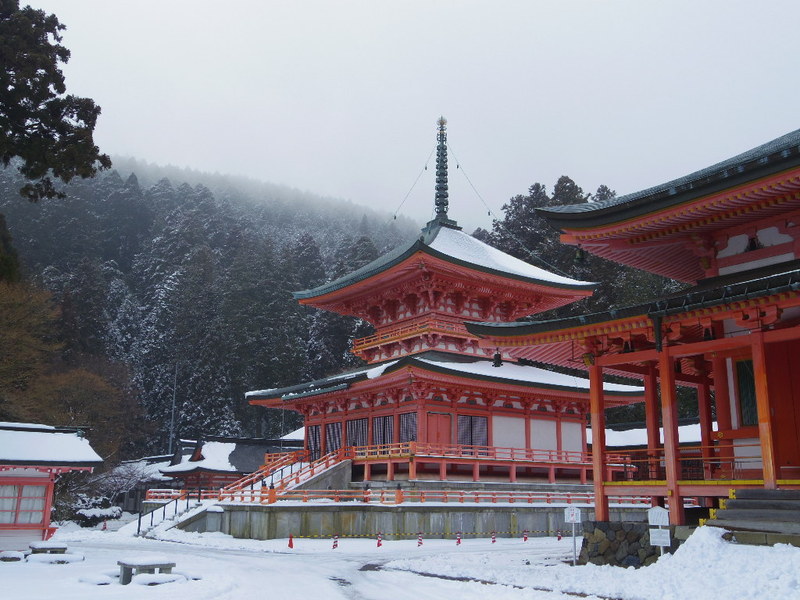 temple enryakuji with snow