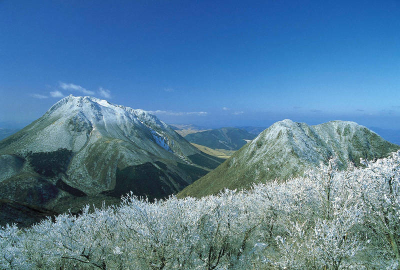 mount tsurumi view in winter