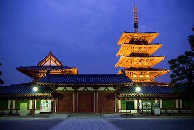 shitennoji temple at night