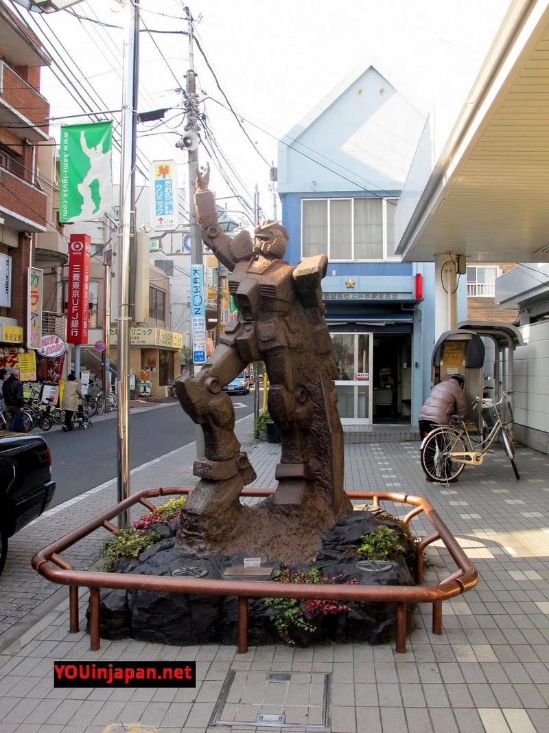 statua monumento di fronte la stazione di kami-igusa tokyo