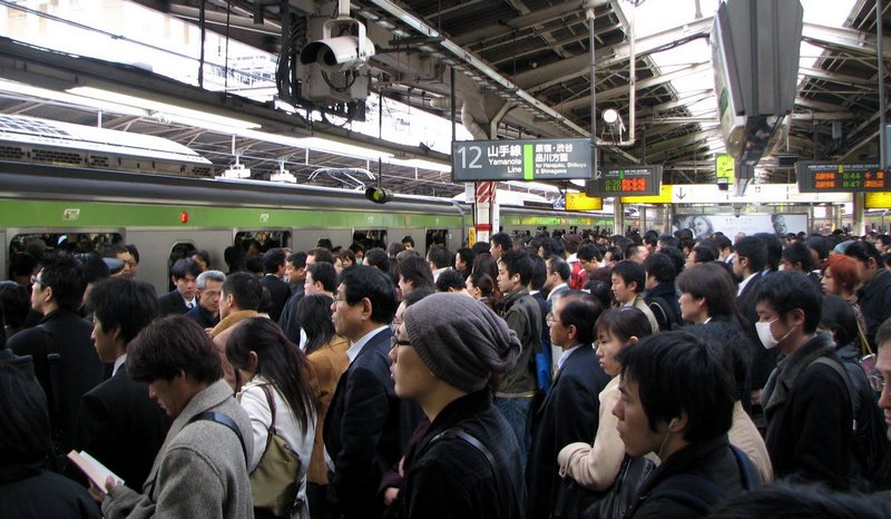 yamanote line crowd