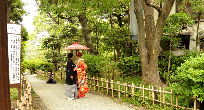newlyweds inside kyu-yasuda teien ryogoku