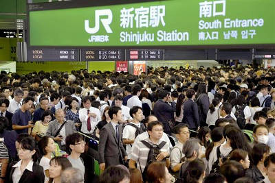 shinjuku station super crowded