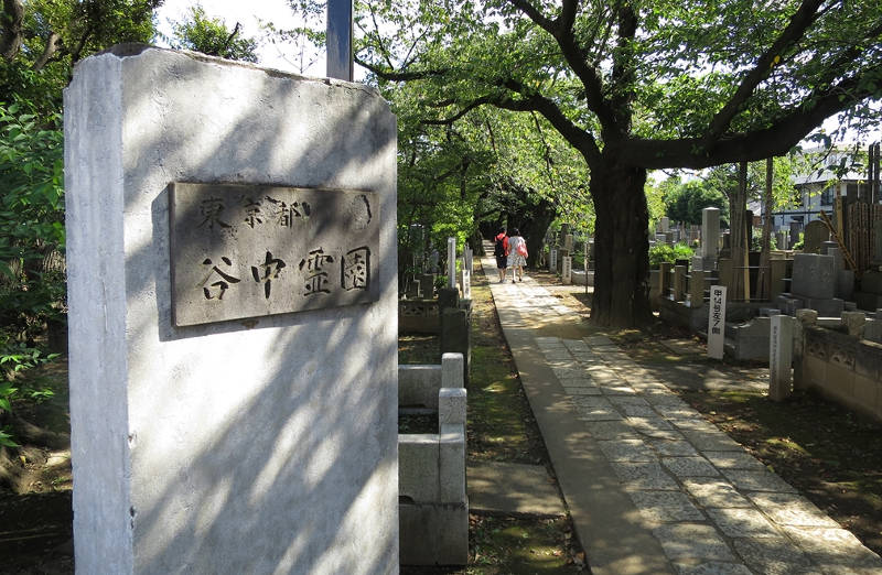 cimitero di yanaka a tokyo