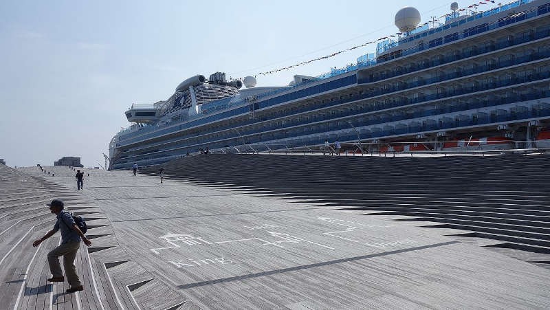 cruise ship at Ōsanbashipier